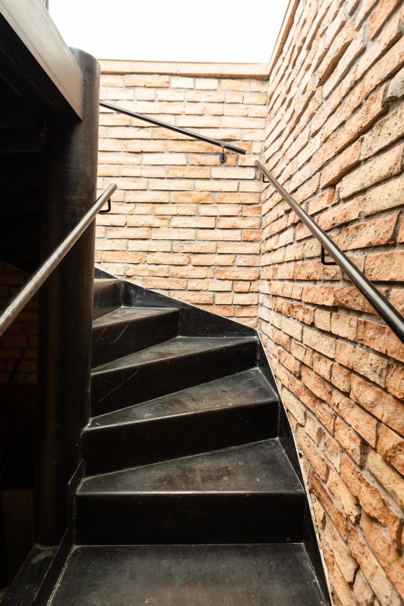 Spacious In Quiet Courtyard Near Charles Bridge *