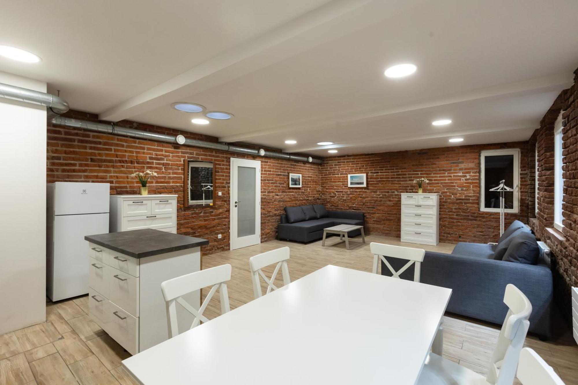 Spacious In Quiet Courtyard Near Charles Bridge